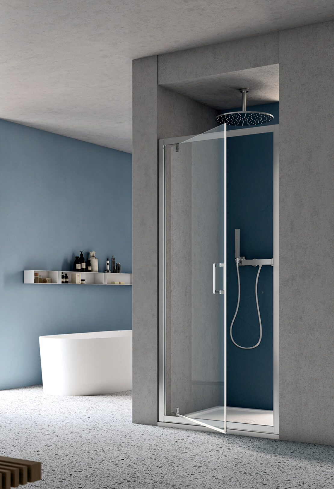 esempio di bagno con doccia in nicchia con porta pivotante
