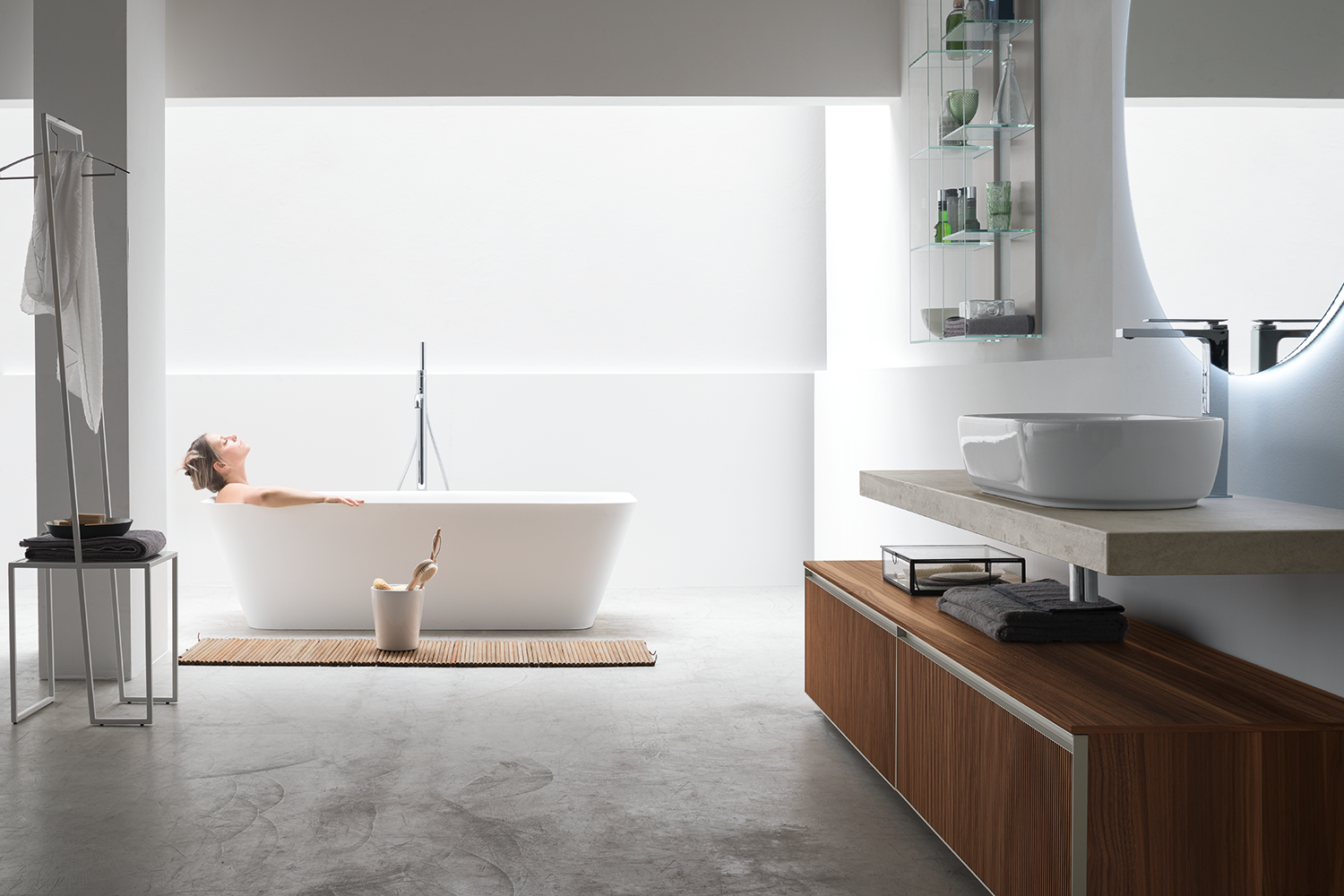 Ispirazioni hygge bagno nordico persona immersa nel relax di una vasca freestanding