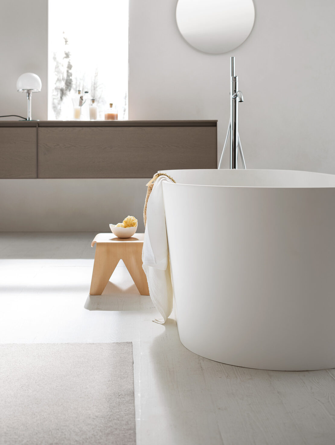 vasca freestanding e sgabellino in bagno stile nordico